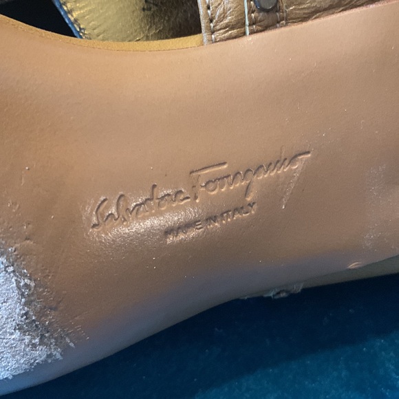 💞SALVATORE Ferragamo nailhead leather thong kitten heel sandals camel sz 6.5 - Picture 5 of 6